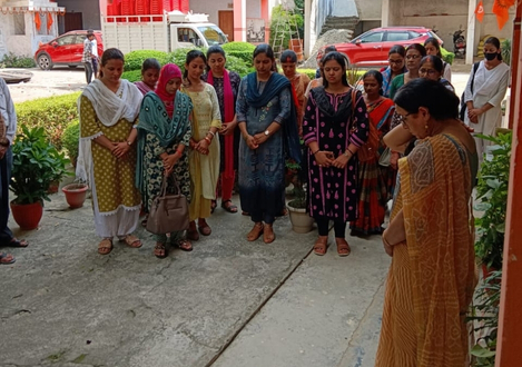 श्री अग्रसेन महिला महाविद्यालय आज़मगढ़ में चतुर्थ श्रेणी कार्यालय सहायक कु अर्चना अग्रवाल की दिवंगत आत्मा की शांति