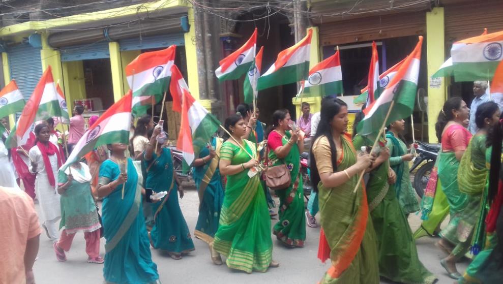 छात्राओं ने निकाला तिरंगा यात्रा