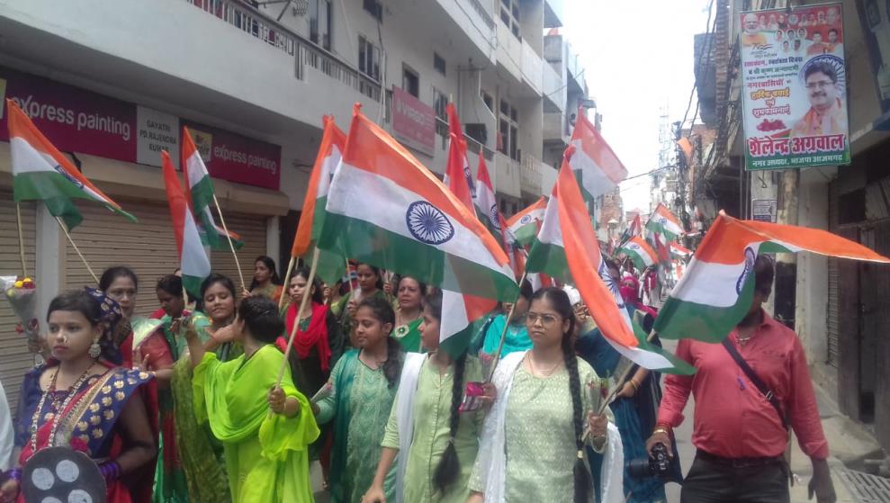 छात्राओं ने निकाला तिरंगा यात्रा