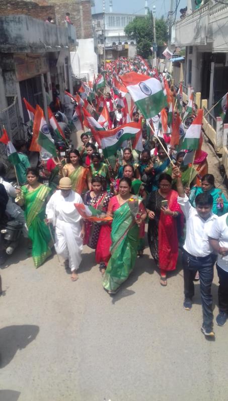 छात्राओं ने निकाला तिरंगा यात्रा