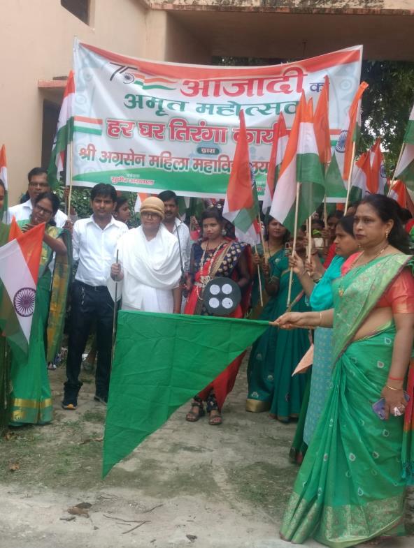 छात्राओं ने निकाला तिरंगा यात्रा