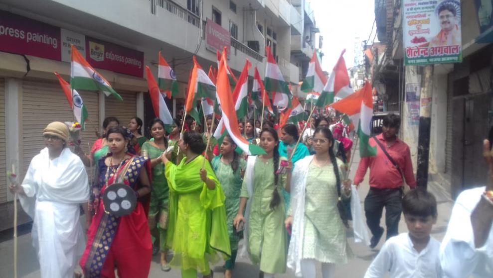 छात्राओं ने निकाला तिरंगा यात्रा