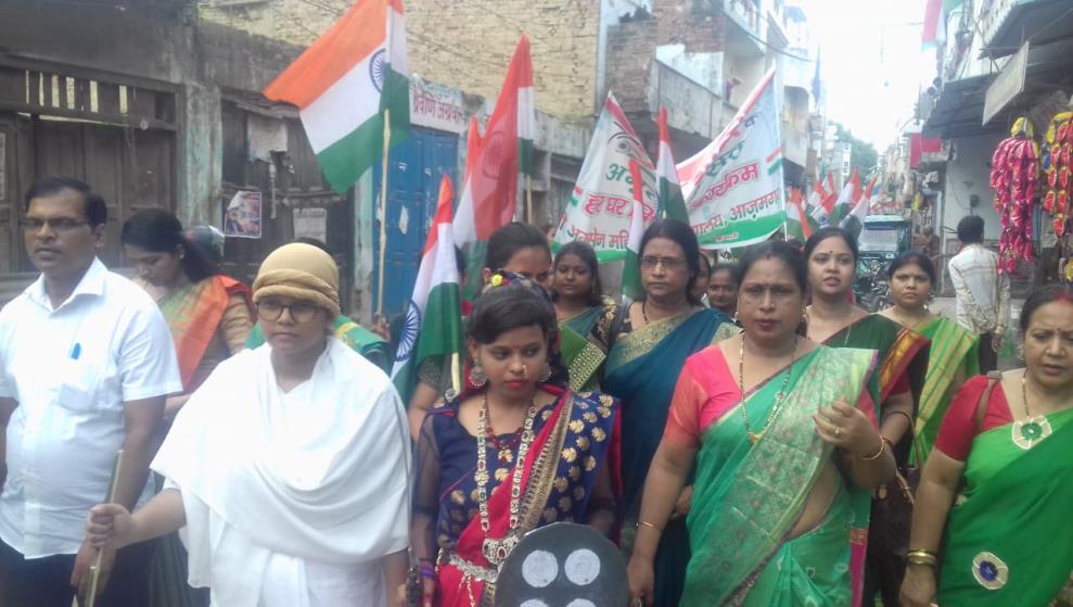 छात्राओं ने निकाला तिरंगा यात्रा