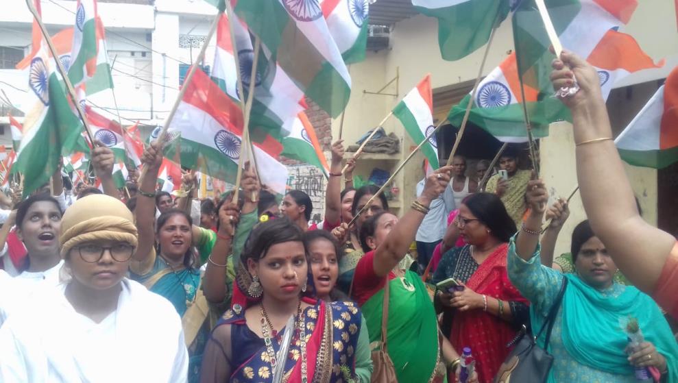 छात्राओं ने निकाला तिरंगा यात्रा