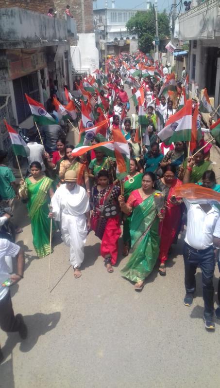 छात्राओं ने निकाला तिरंगा यात्रा